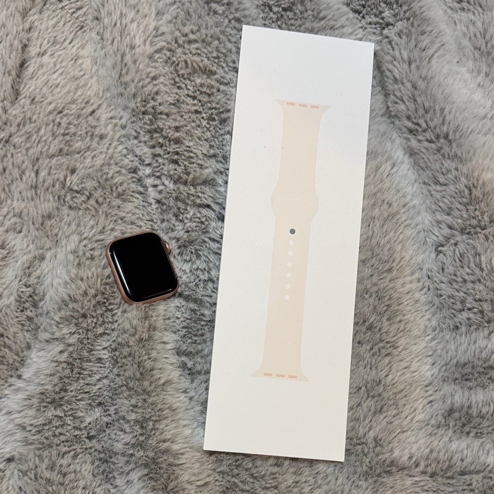 Apple Watch Series 6, rose gold.